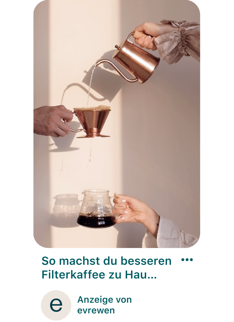 Ein Promoted Pin mit drei weißen Händen: die erste schüttet Wasser in einen Kaffeefilter, die zweite hält den Kaffeefilter und die dritte fängt den gebrühten Kaffee auf.