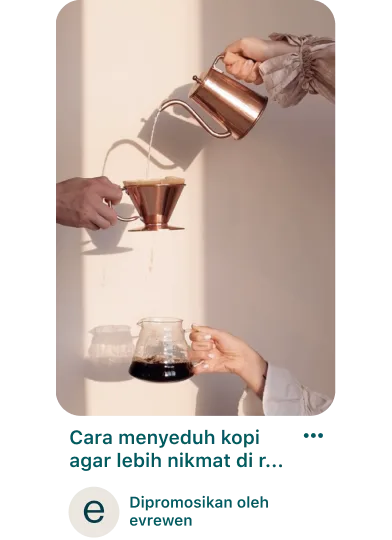 Pin Promosi yang menunjukkan tiga tangan berkulit putih: yang pertama menuangkan air ke dalam filter kopi, yang kedua memegang filter kopi dan yang ketiga menangkap kopi yang diseduh.