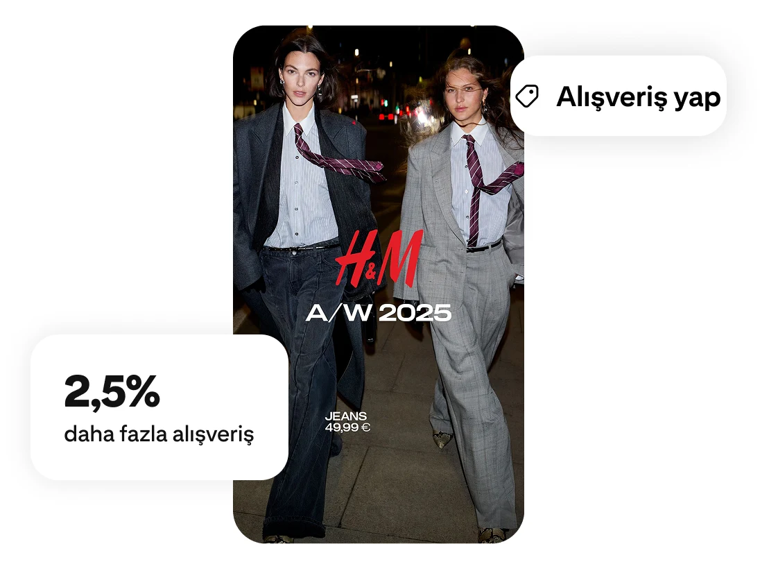 Üzerinde H&M 2025 yazan bir kıyafet, mağaza etiketi ve genel ödemelerde %2,5 artış etiketi bulunan iki manken podyumda yürüyor 