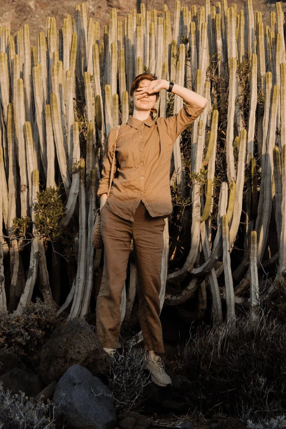 Imagen de una mujer en medio de un campo de cactus
