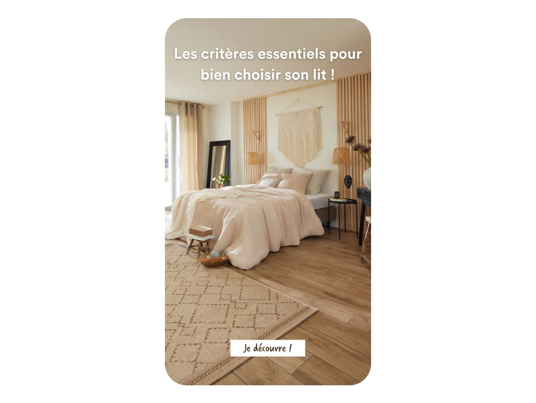 Image montrant un lit avec une jolie literie.