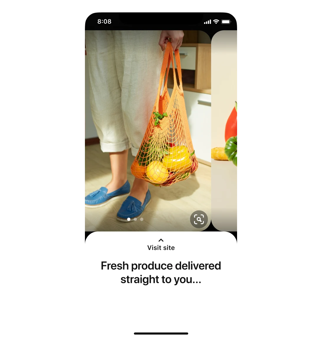 Visualização móvel de um anúncio em carrossel de mercearia. A primeira imagem mostra uma pessoa a segurar um saco de produtos. Uma parte da segunda imagem é apresentada à direita e mostra frutas e legumes. Legenda: "Produtos frescos entregues a si..."