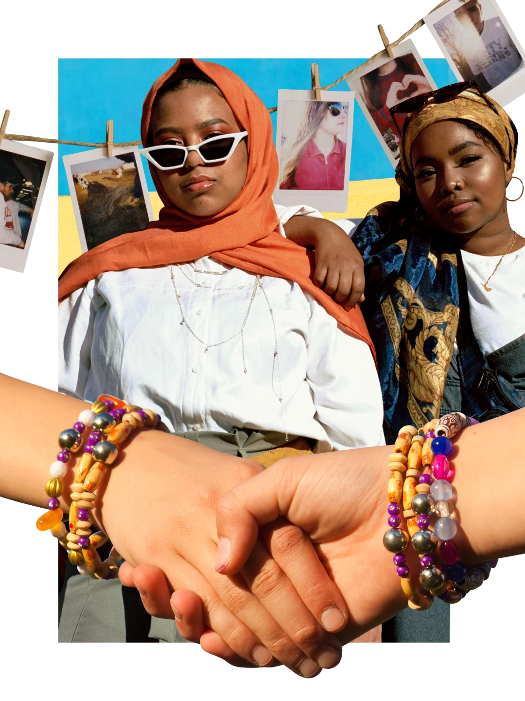 En bas, mains entrelacées avec des bracelets et des bagues. En arrière-plan, photos instantanées accrochées à une corde à linge sur un fond bleu et jaune. Au centre, deux femmes noires avec un foulard sur les cheveux, l’une posant la main sur l’épaule de l’autre.
