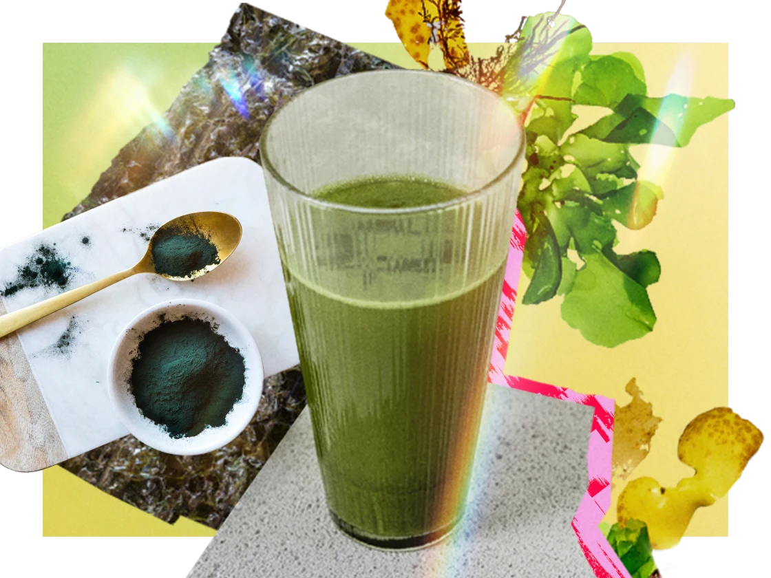 Jugo verde al centro entre un collage de alimentos como sushi, algas en polvo y algas cocidas.
