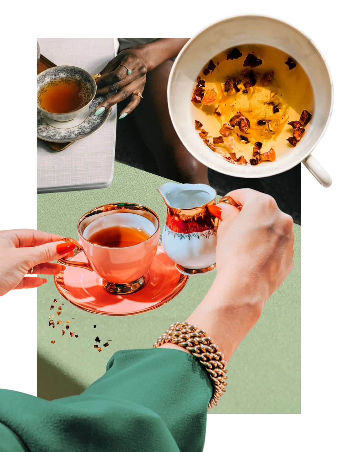 Collage de tasses remplies de thé ambré sur un fond vert clair. Main d'une personne blanche en manche verte soulevant un pot à crème avec un bord rouge. Main d'une personne noire tenant l'anse d'une tasse à thé ancienne.
