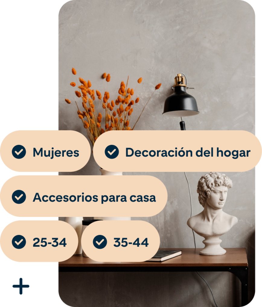 Un Pin que muestra un escritorio con un jarrón de flores naranjas, una lámpara negra y una escultura de David de Miguel Ángel con los términos de búsqueda Mujeres, Decoración del hogar, Accesorios para el hogar, 25 a 34 y 35 a 44