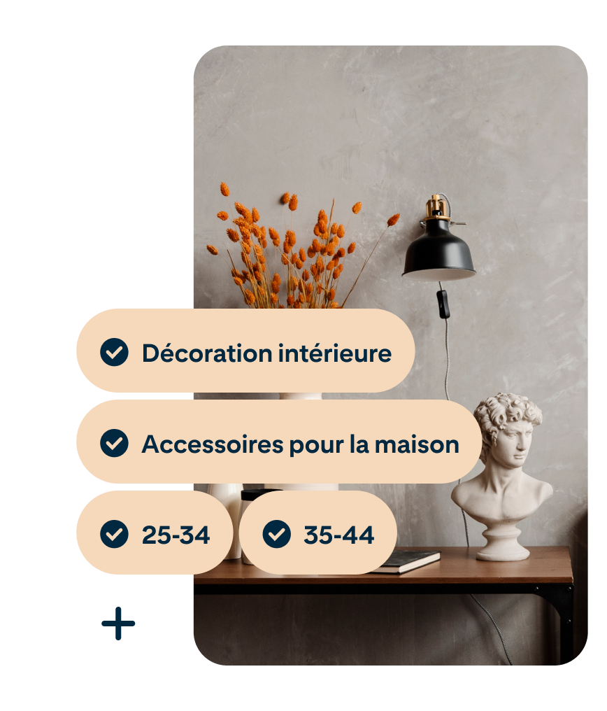 Épingle montrant un bureau avec des fleurs orange dans un vase, une lampe noire et un buste du David de Michel-Ange recouverte par les mots-clés Femmes, Déco, Accessoires pour la maison, 25 à 34 et 35 à 44