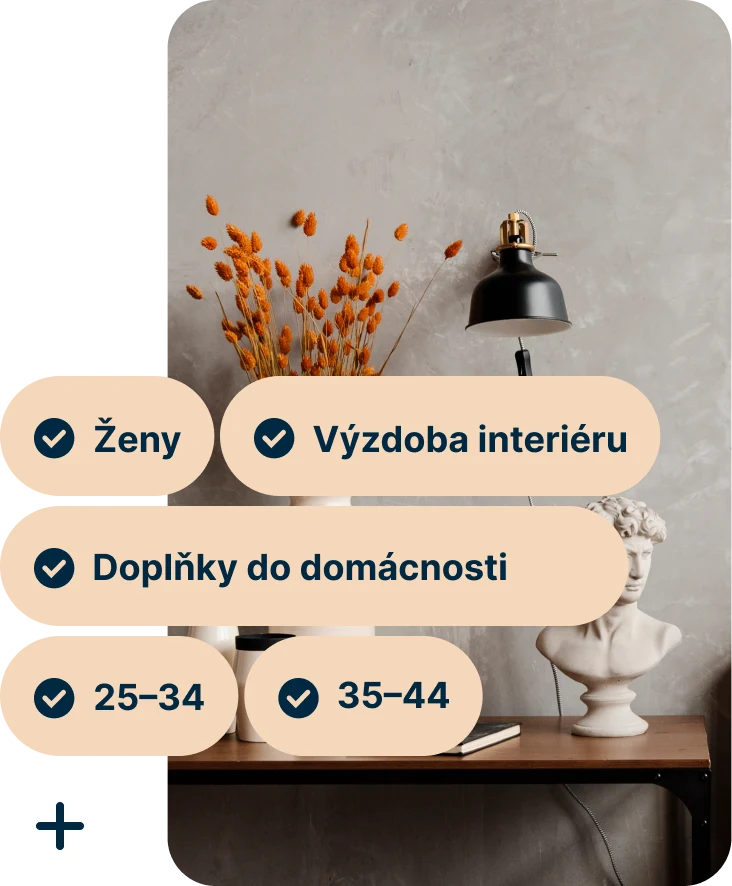 Pin zobrazující psací stůl s vázou s oranžovými květinami, černou lampou a bustou Michelangelova Davida s hledanými výrazy Women, Home decor, Home accessories, 25 až 34 a 35 až 44