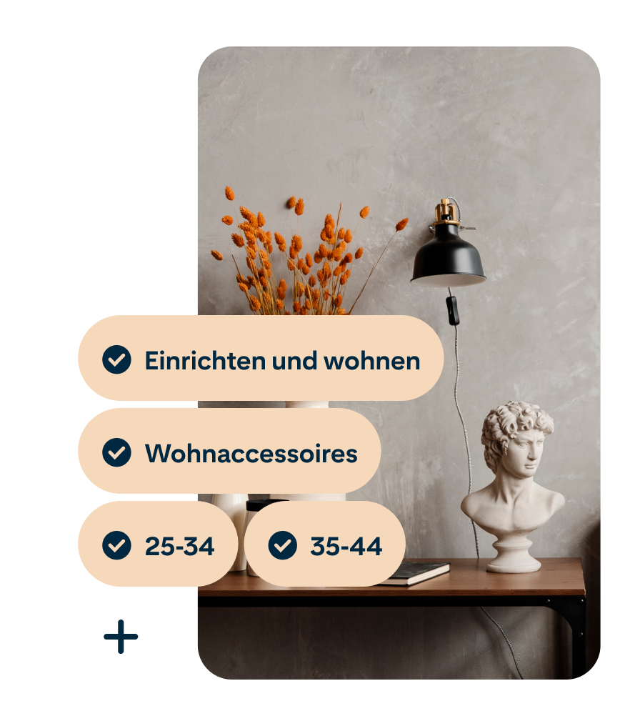 Ein Pin mit einem Tisch, auf dem eine Vase mit orangefarbenen Blumen, eine schwarze Lampe und eine Büste von Michelangelos David stehen. Dazu sind die Suchbegriffe „Frauen“, „Einrichten und Wohnen“, „Wohndeko“, „25 bis 34“ und „35 bis 44“ abgebildet.