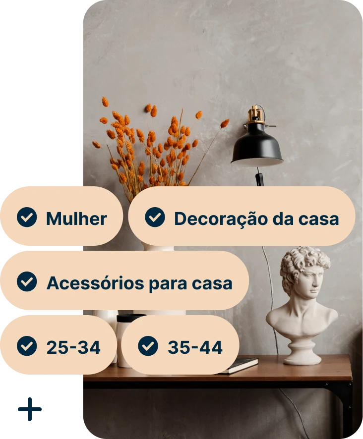 Um Pin que mostra uma mesa com um vaso de flores cor-de-laranja, um candeeiro preto e um busto de David de Michelangelo, com os termos de pesquisa Mulheres, Decoração da casa, Acessórios para a casa, 25 a 34 e 35 a 44