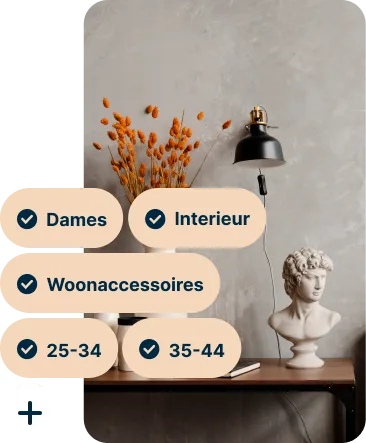 Een pin van een bureau waarop een vaas met oranje bloemen, een zwarte lamp en een buste van Michelangelo's David staan met de zoektermen Vrouwen, Huisinrichting, Woonaccessoires, 25 tot en met 34 en 35 tot en met 44