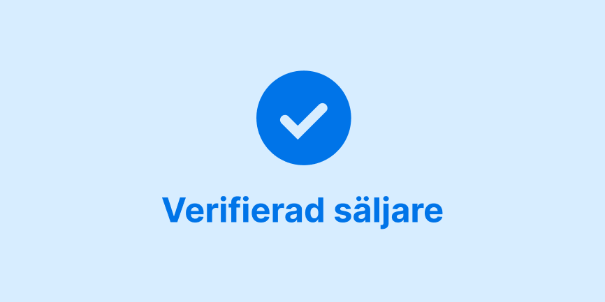 Mörkblå bockmarkering och orden ”Verifierad säljare” centrerad på en ljusblå bakgrund. 