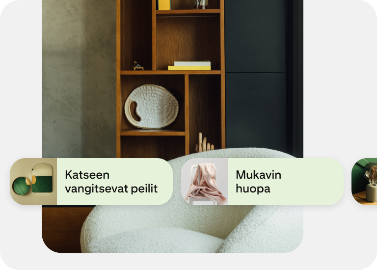 Näyteikkunamainos, jossa on hyvin sisustettu huone ja jossa näkyy ehdotettuja tuotteita, kuten peilejä ja peittoja.