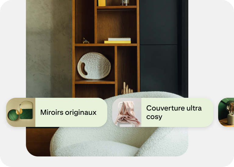 Une annonce Showcase présentant une pièce bien décorée intègre également des suggestions d’articles comme des miroirs et des couvertures.