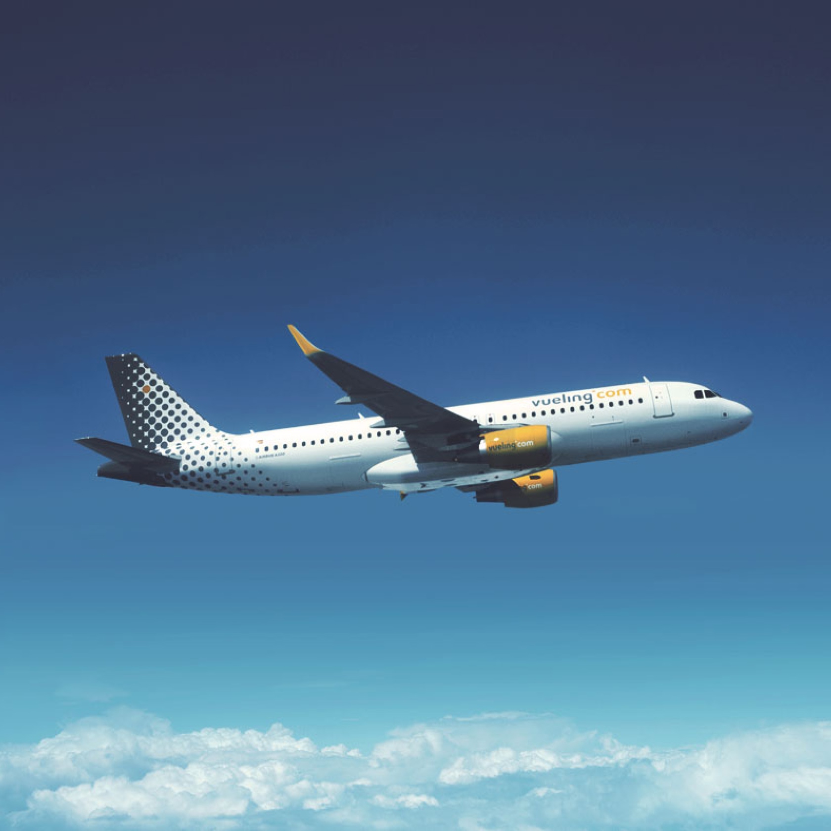 Un avión de Vueling.com en el aire.