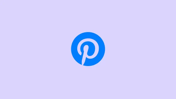 Logo di Pinterest lilla con intorno un cerchio blu su uno sfondo lilla