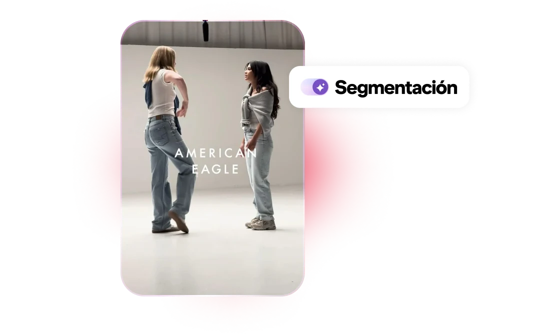 Dos mujeres conversan, ambas vestidas con jeans y suéteres sobre los hombros.