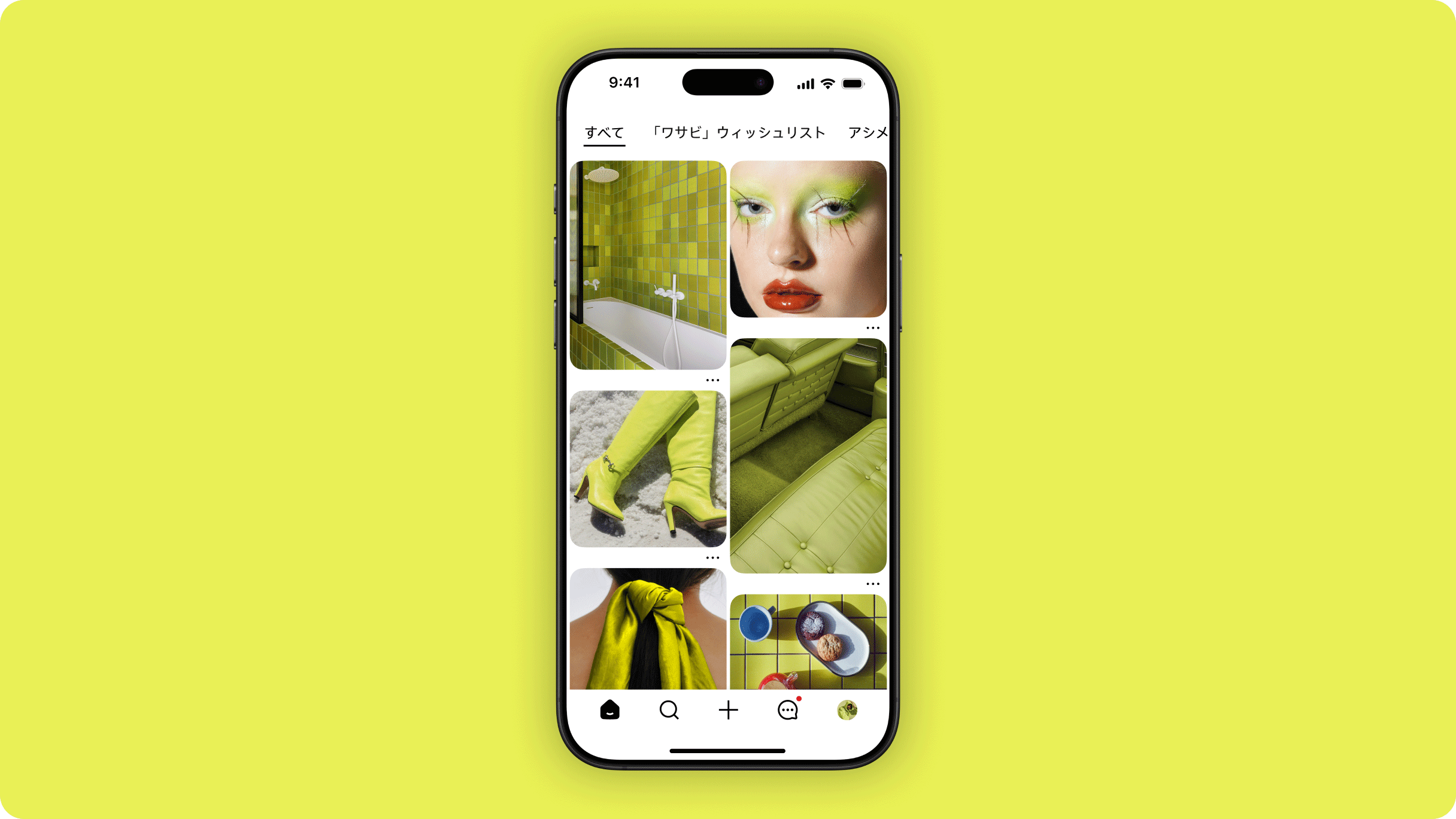 虹色に輝くクッションのような物の中央に、画面にさまざまな画像を表示したスマートフォンが置かれている。画面には、ランプ、自転車、ハンドバッグ、シューズ、コートを着た女性が表示されている。