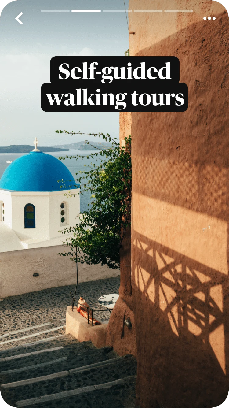 Stenen traptredes die naar de koepelkerk leiden op Santorini, Griekenland, met op de achtergrond de zee en daaroverheen tekst over wandelroutes die je op jezelf kunt doen