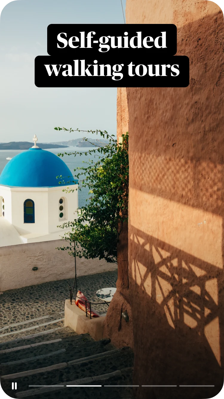Stentrapper, der fører til kirken med den blå kuppel på den græske ø Santorini med havet i baggrunden og en tekstoverlejring, Selvguidede rundvisninger