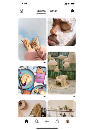 Лента на домашней странице в мобильном приложении с разнообразными пинами. На них изображены загорелые руки с дизайнерским маникюром, темнокожий мужчина с косметической маской на лице, еда на тарелках и декорации под открытым небом.