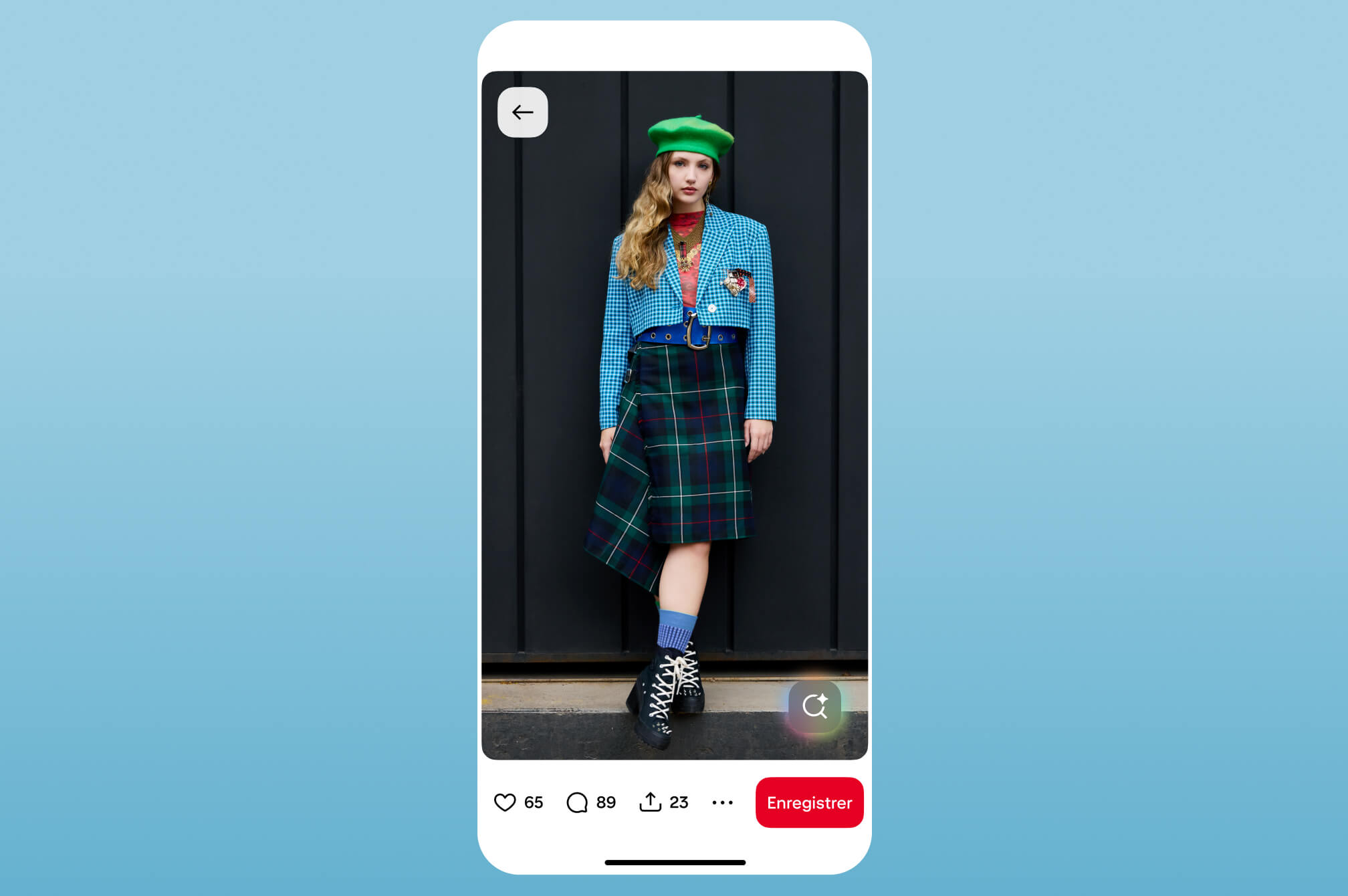 Une Épingle montre une jeune femme portant une tenue éclectique avec une jupe en tartan.