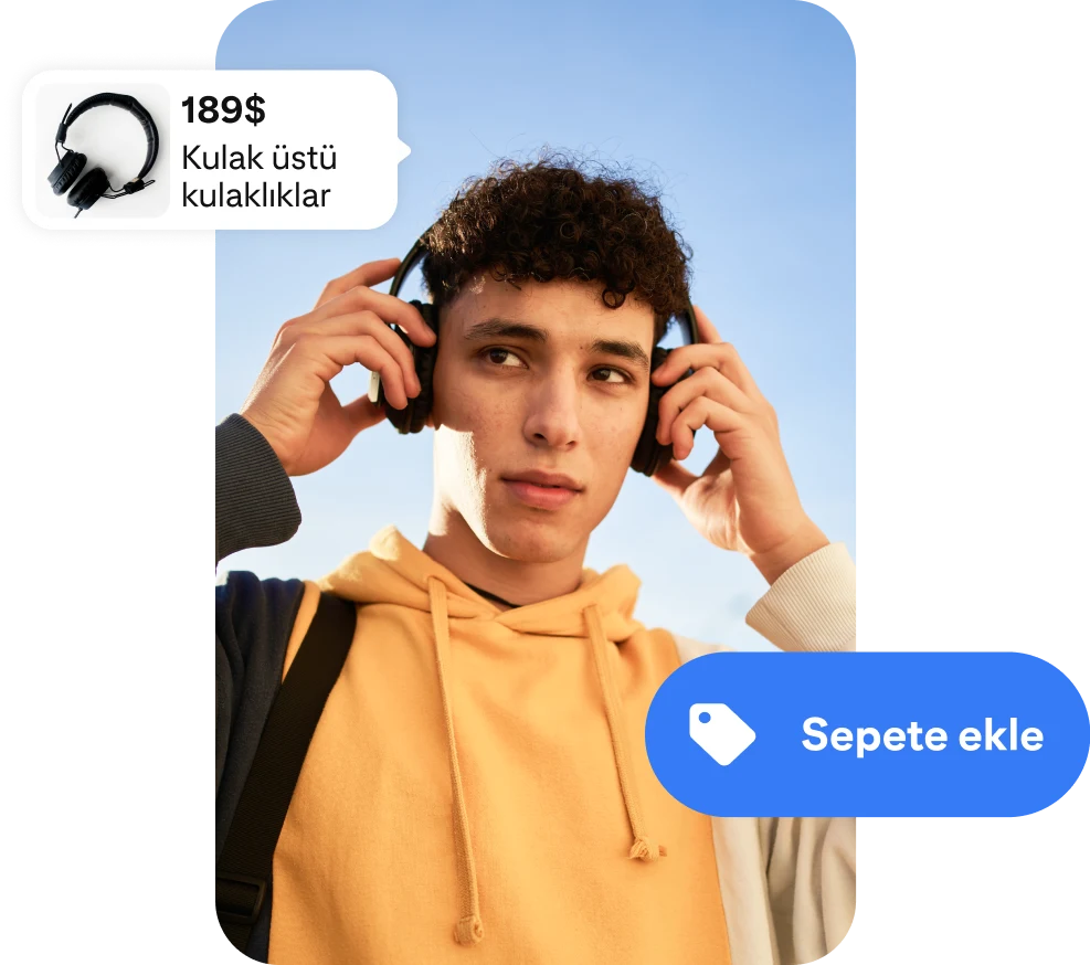 Kulaklık kullanan genç bir adamın, her iki taraftan bir kablosuz kulaklık reklamı ve "Sepete ekle" düğmesiyle çerçevelenmiş bir fotoğrafı