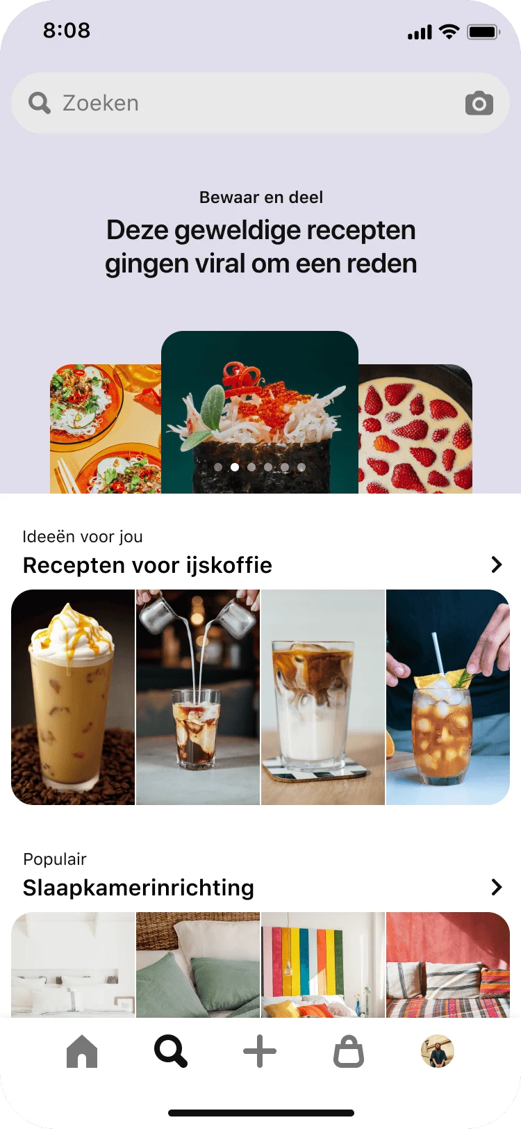 Zoektabblad in de mobiele app met bovenaan een uitgelijnde zoekbalk met 3 op gestapelde pins voor nagelideeën met de titel 'Parelmoernagels: glanzende glitternagels met een vleugje glamour'. Daaronder een sectie met de titel 'Ideeën voor jou: ijskoffierecepten' met 4 pins en een andere sectie met de titel 'Populair: slaapkamerinrichting' met 4 pins.