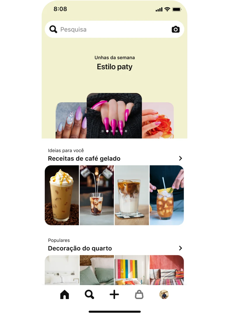 Aba de pesquisa no aplicativo móvel com uma barra de pesquisa alinhada à parte superior, com três Idea Pins de ideias para unhas sobrepostos e o título “Unhas peroladas: Brilhe como o glitter e sem perder o glamour”. Abaixo, uma seção com o título “Ideias para você: Receitas de café gelado” com quatro Pins e outra seção chamada “Popular: Decoração do quarto” com mais quatro Pins.