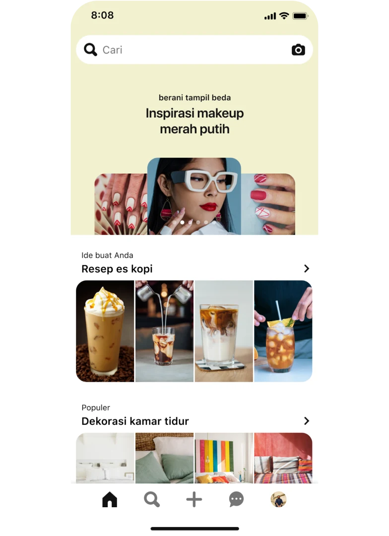 Tab pencarian aplikasi seluler dengan bilah pencarian di bagian atas berisi 3 pin ide kuku bertumpuk berjudul “Kuku Mutiara: Berkilau bagai glitter glamor yang lembut”. Di bawahnya, bagian papan berjudul “Ide untukmu: Resep Es Kopi” dengan 4 pin dan bagian papan lain berjudul “Populer: Dekorasi kamar tidur” dengan 4 pin.