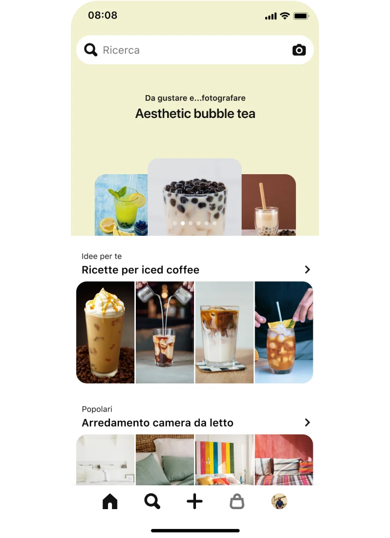Scheda di ricerca nell'app per dispositivi mobili con una barra di ricerca allineata in alto con 3 Pin idea per unghie intitolato "Unghie perlacee: Una cosa perlacea: un luccichio di glitter per un tocco di glam". Di seguito, una sezione della bacheca intitolata "Idee per te: Ricette per iced coffee" con 4 Pin e un'altra sezione intitolata "Popolare: Arredamento camera da letto" con 4 Pin.