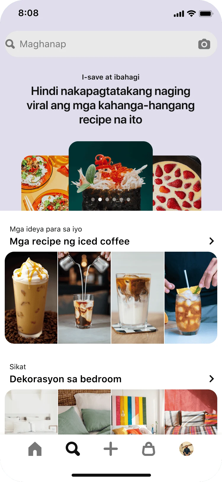 Search tab sa mobile app na may top-aligned search bar na may 3 patong-patong na idea pin para sa kuko na may pamagat na “Pearlescent nails: Shimmer like glitter on the soft side of glam”. Sa ibaba, may isang seksyong may pamagat na “Mga ideya para sa iyo: Mga Recipe ng Iced Coffee” na may 4 na pin at ibang seksyong may pamagat na “Sikat: Dekorasyon sa bedroom” na may 4 na pin.