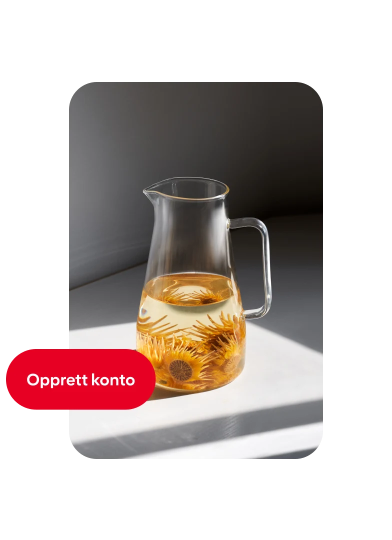 Pin med en glassmugge fylt halvveis med vann og oransje blomster med en «Opprett konto»-knapp til venstre.