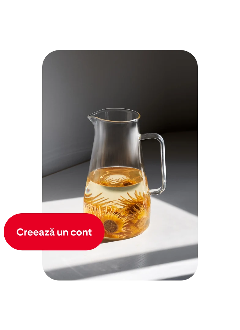 Pin cu o carafă din sticlă umplută pe jumătate cu apă și flori portocalii, cu butonul Creează un cont în partea stângă.