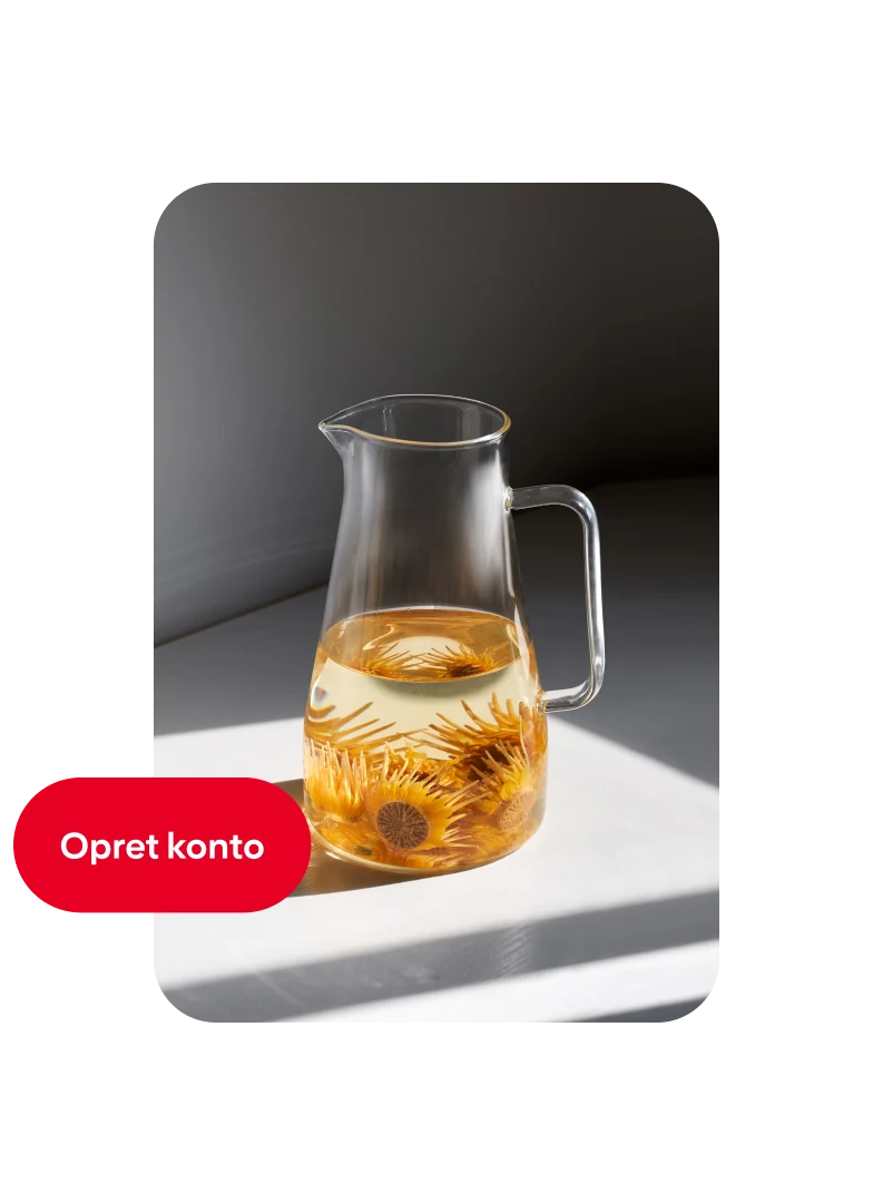 Pin med en glaskande fyldt halvvejs op med vand og orange blomster og med knappen "Opret konto" til venstre.