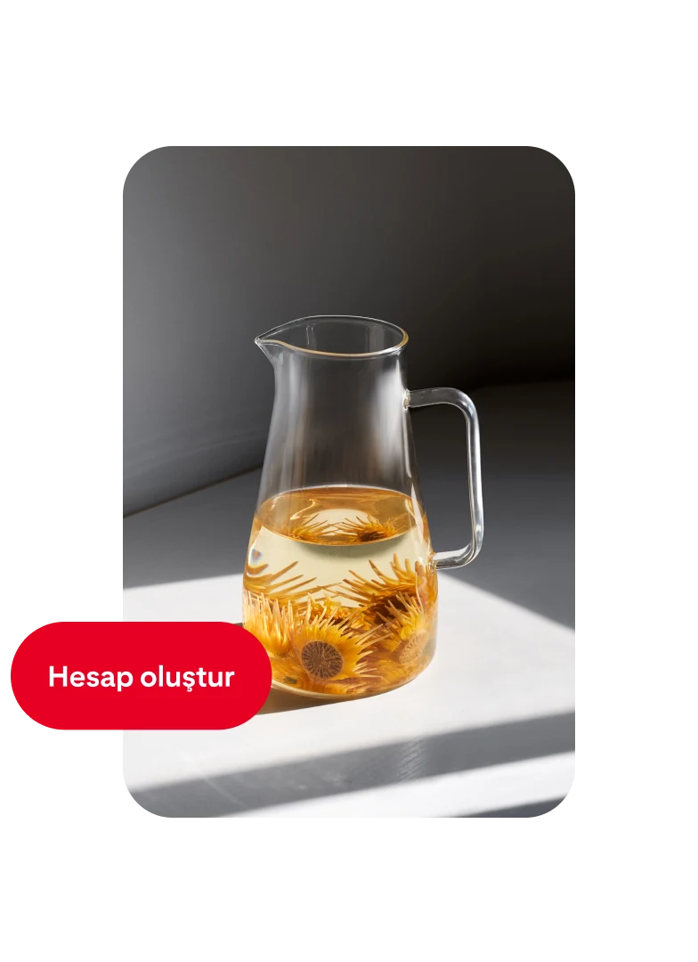 Yarısı su ve turuncu çiçeklerle dolu cam bir sürahi Pini ile solda "Hesap oluştur" düğmesi.
