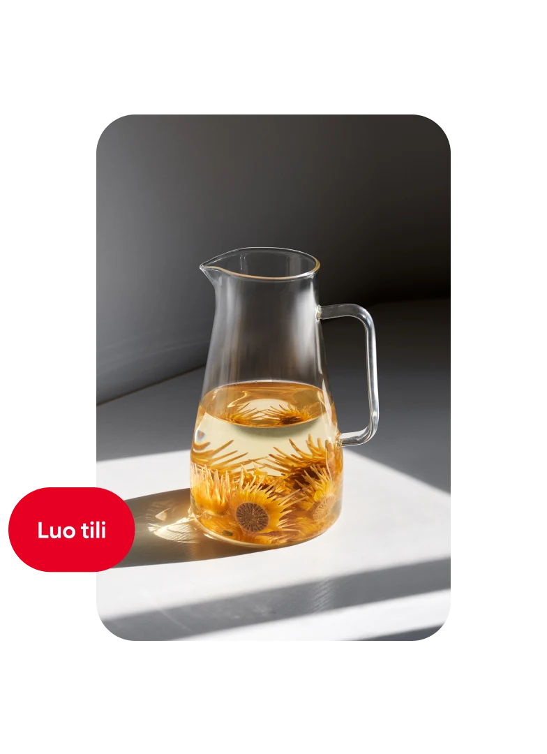 Pin-lisäys puoliksi vedellä ja appelsiininkukilla täytetystä lasikannusta, jonka vasemmalla puolella on Luo tili -painike.