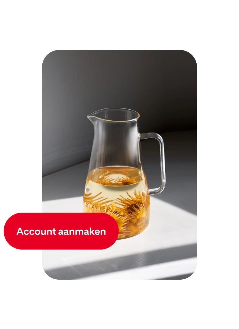 Pin van een glazen kan die half gevuld is met water en oranje bloemen, met aan de linkerkant een knop 'Account aanmaken'.