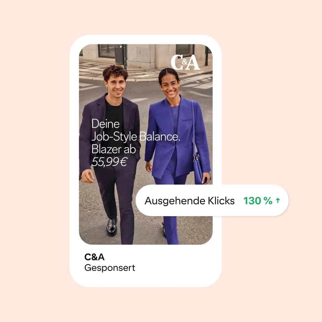 Mann und Frau in eleganter Business-Kleidung gehen selbstbewusst auf einer Straße. Mann trägt dunkelblauen Anzug, Frau Blazer und Rock in ähnlicher Farbe. Text: „Deine Job-Style-Balance. Blazer ab 55,99€“, „ausgehende Klicks 130 % ↑“, Anzeige von C&A.