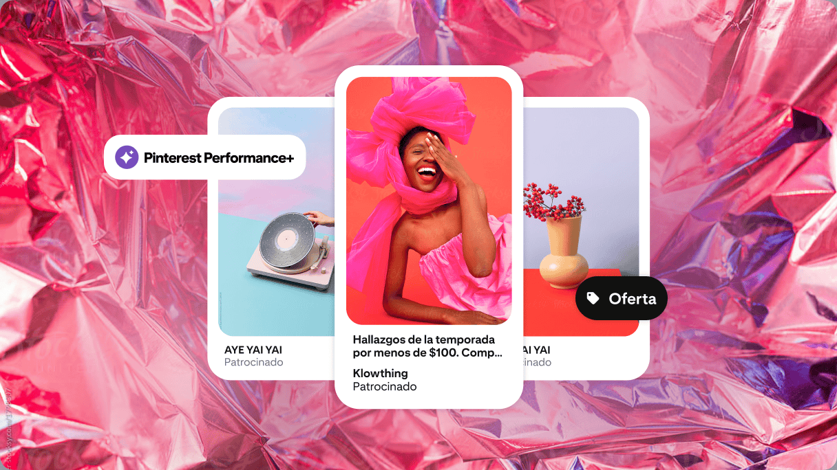Se muestran tres Pines sobre un fondo de celofán rosa con botones de Oferta y Performance+. En la imagen del centro, aparece una mujer con un traje festivo de color rosa intenso. A la izquierda, hay un tocadiscos; a la derecha, hay un jarrón con bayas.
