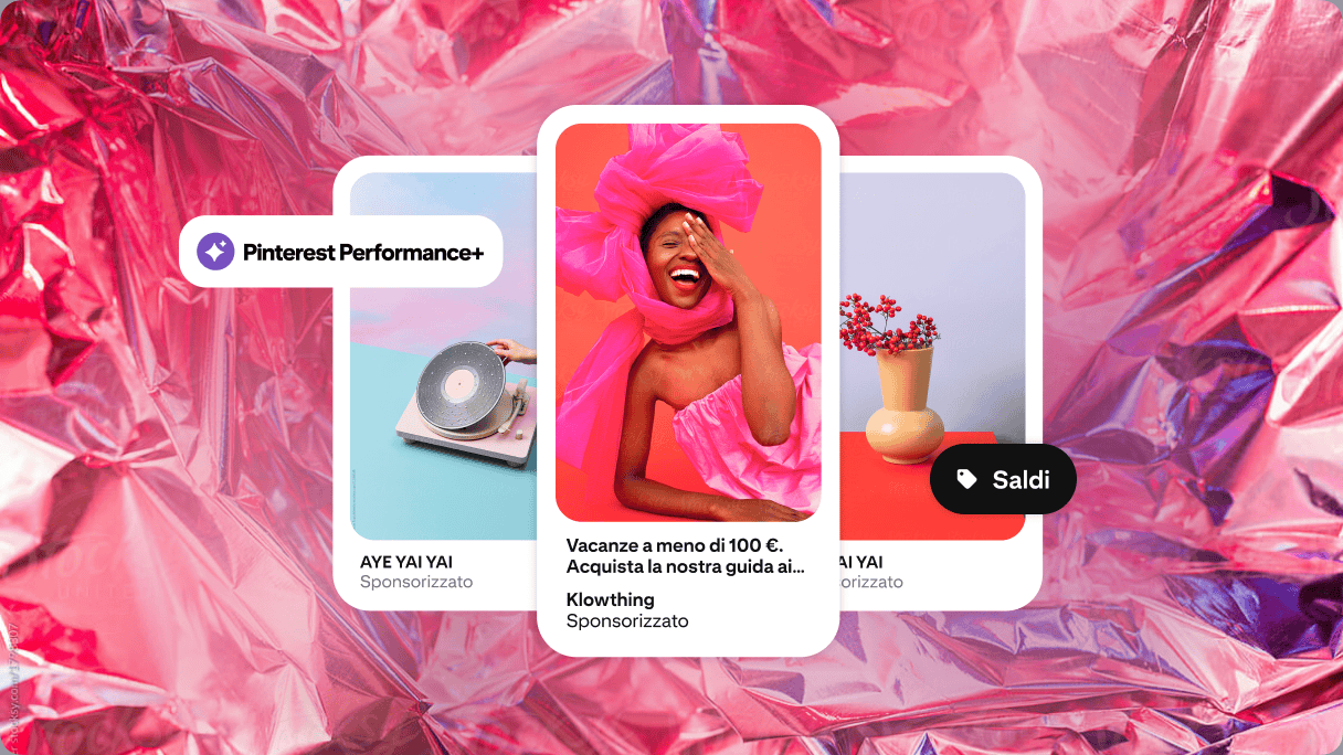 Tre Pin sono disposti su uno sfondo di cellophane rosa con i pulsanti Saldi e Performance+. La foto al centro è di una donna vestita con un abito natalizio rosa shocking. La foto a sinistra mostra un giradischi, quella a destra un vaso con delle bacche.