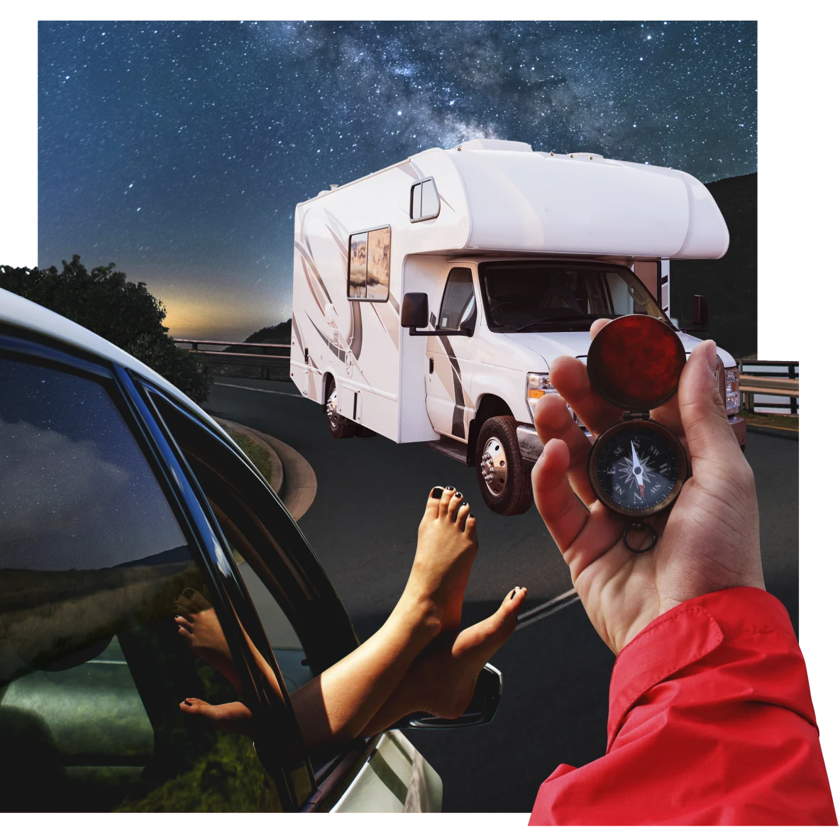 Pieds avec du vernis à ongles noir dépassant de la fenêtre d’une voiture. Main en manche rouge tenant une boussole. Camping-car blanc garé avec vue sur une vallée au crépuscule et un ciel étoilé.