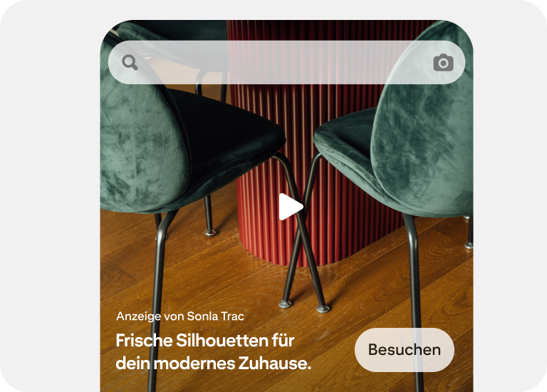 Eine Premiere-Spotlight-Anzeige, in der ein Video in voller Breite mit grünen Samtstühlen zu sehen ist. 