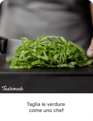 Immagine finale di verdura a foglia verde tagliata a listarelle con il testo &quot;Taglia le verdure come uno chef&quot;