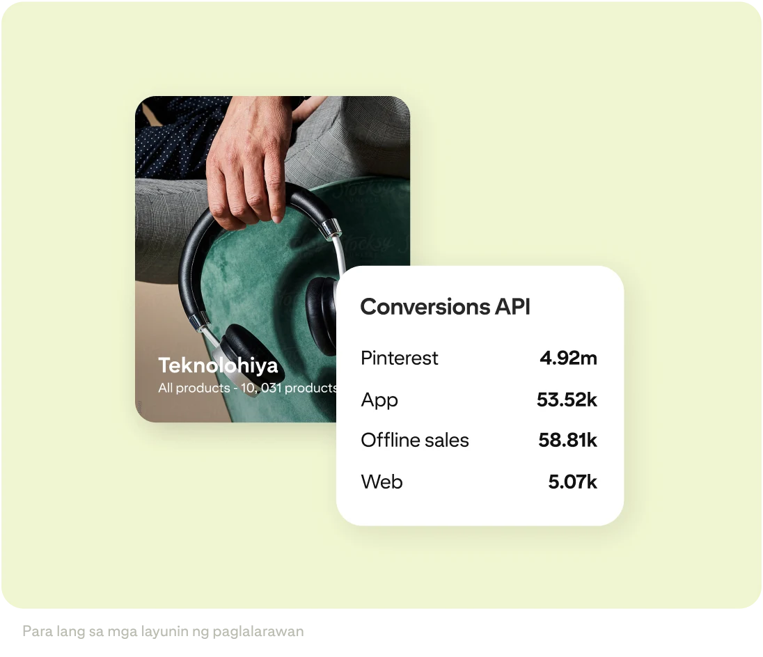 Close-up ng kamay ng isang tao na nag-aayos ng vintage na berdeng headphone sa dark jeans na background, na may kasamang data na kumakatawan sa kung ano ang nakuha ng conversion API ng Pinterest: Pinterest, app, benta offline, at conversion sa web.