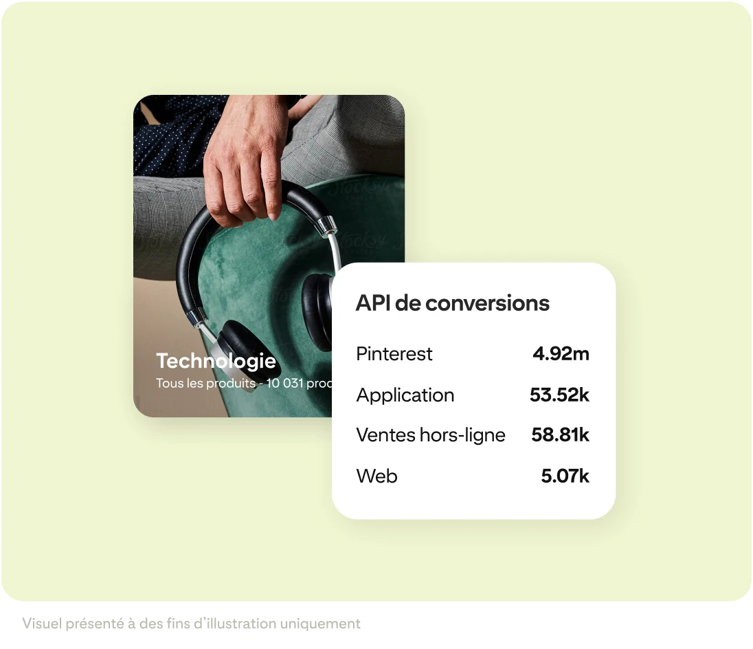 Zoom sur une main qui tient un casque vert vintage, dont l’arrière-plan est un jean foncé, accompagné de données qui représentent ce qui est enregistré par l’API de conversions de Pinterest : Pinterest, Application, Ventes hors ligne et Conversions Web.