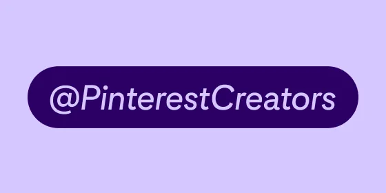 Ciemnofioletowy przycisk z tekstem „@PinterestCreators” na jasnofioletowym tle. 