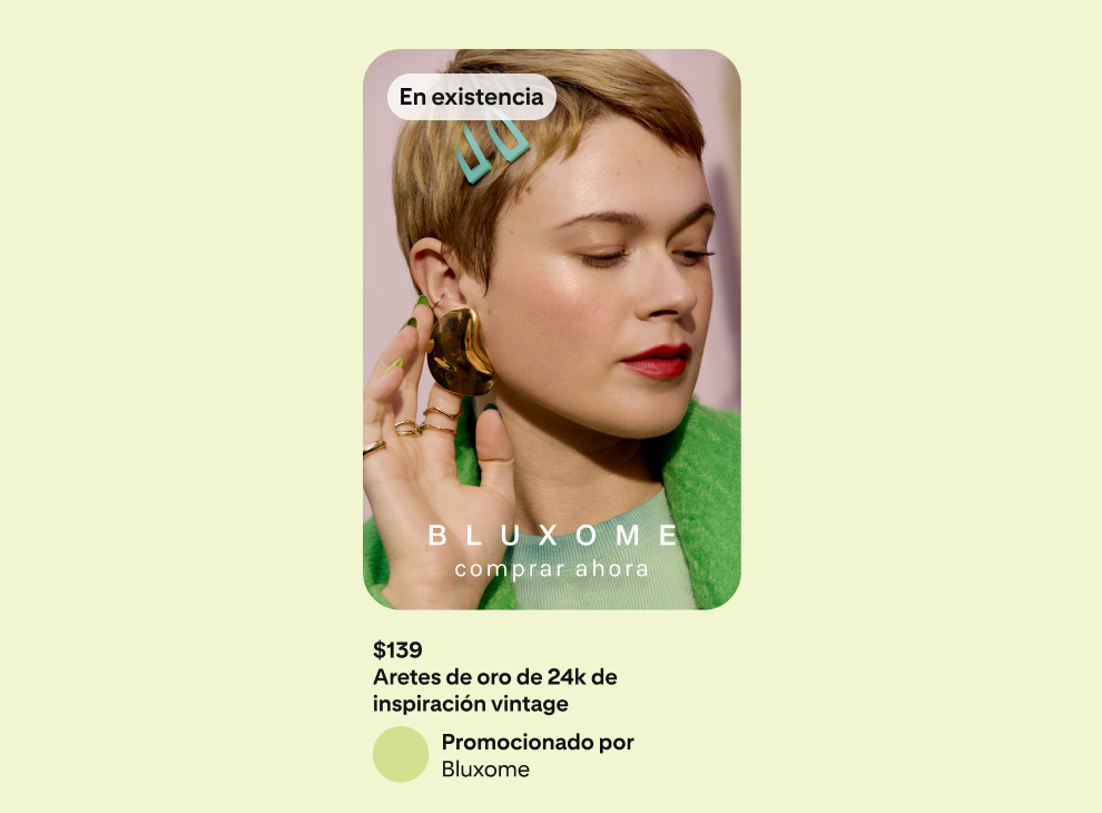 Un anuncio sobre un fondo verde en el que se muestra a una mujer vestida con una chaqueta verde, sosteniendo delicadamente el arete que lleva puesto.