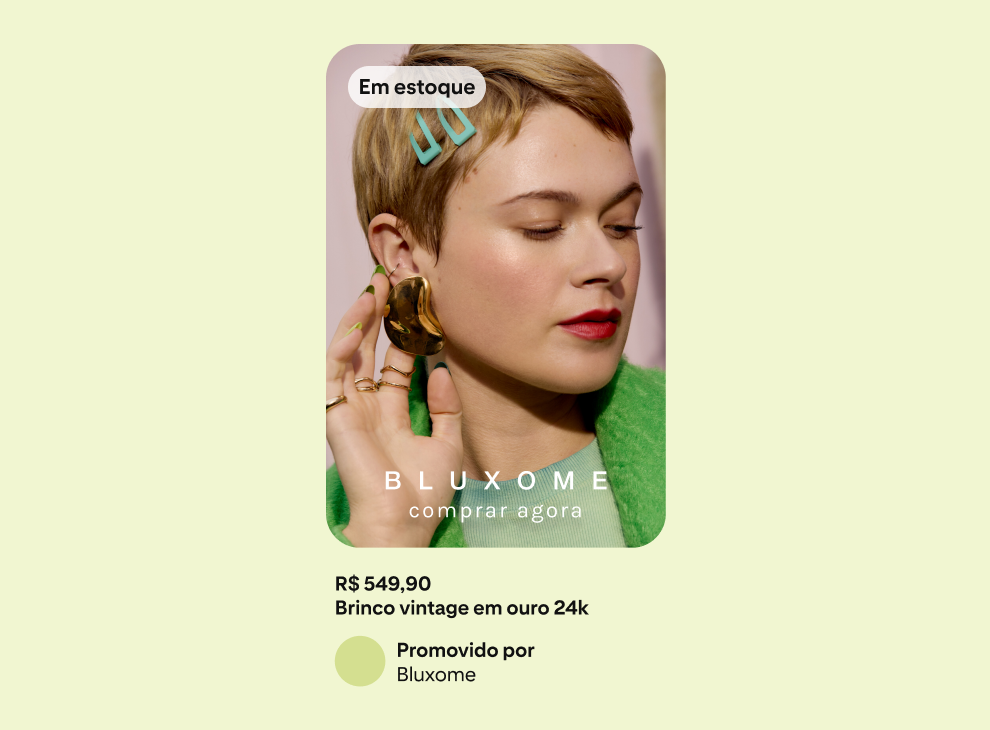 Anúncio sobre fundo verde mostrando uma mulher de casaco verde segurando o próprio brinco.