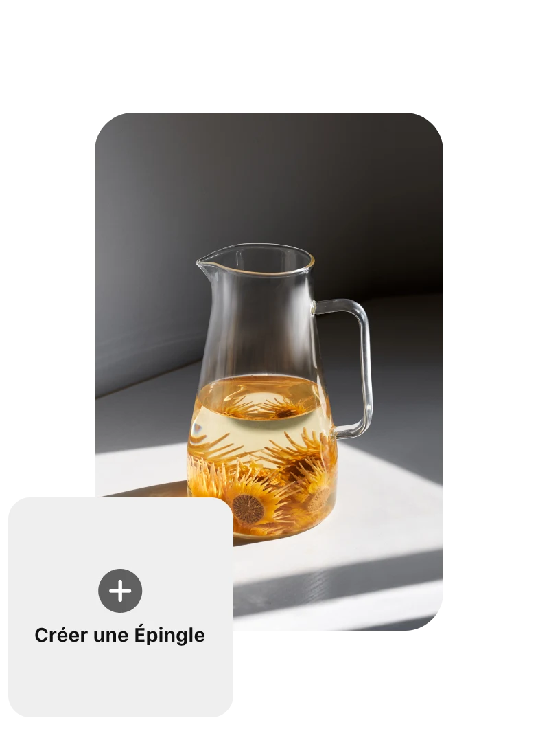 Épingle d’une carafe en verre remplie à moitié d’eau et de fleurs orange, avec un bouton « Créer une épingle » sur la gauche.
